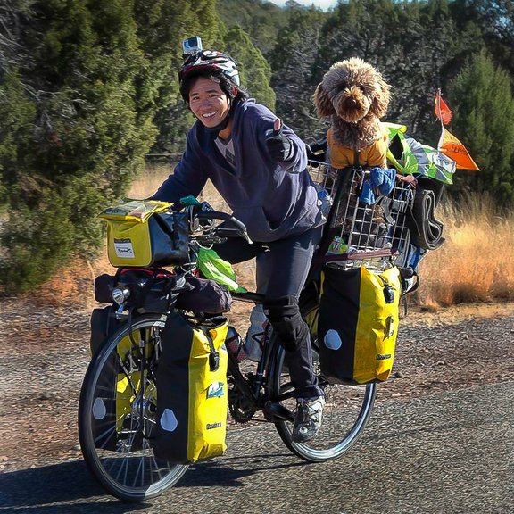 Cari and his dog Harry go on a world tour by bike. 